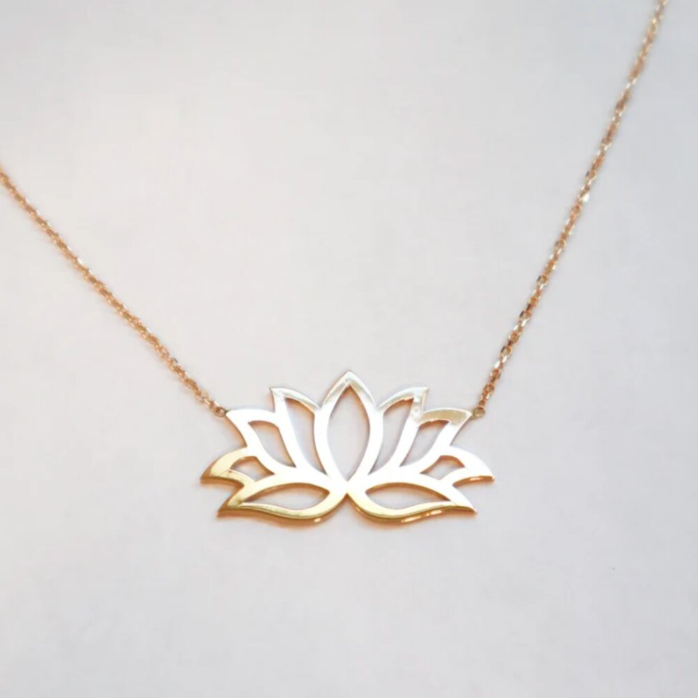 18k Gold Flower Necklace - Picture 4 of 8